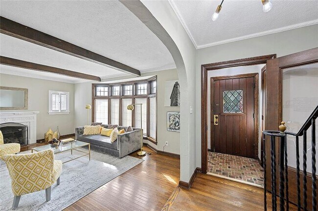 Building Photo - GORGEOUS Cleveland Hts Single Family - Ava...