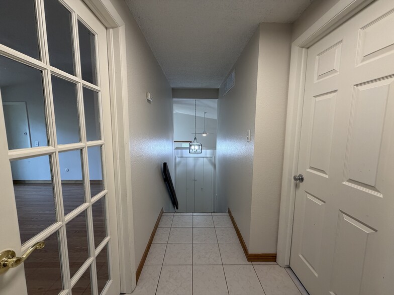 Building Photo - 1140 Cenotaph Cir