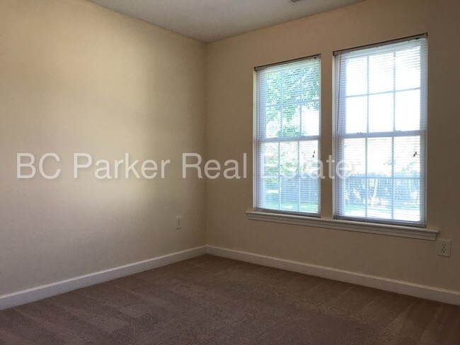 Building Photo - 2 Bed, 2 Bath - Duplex