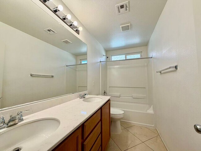 Building Photo - Beautiful 5 bedroom House