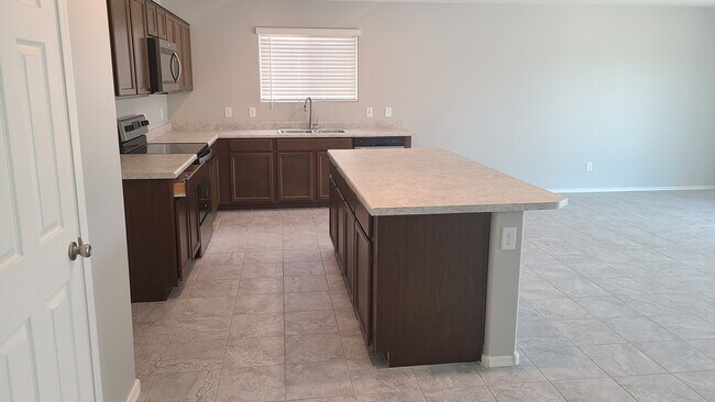 Building Photo - 1541 E Elegante Dr