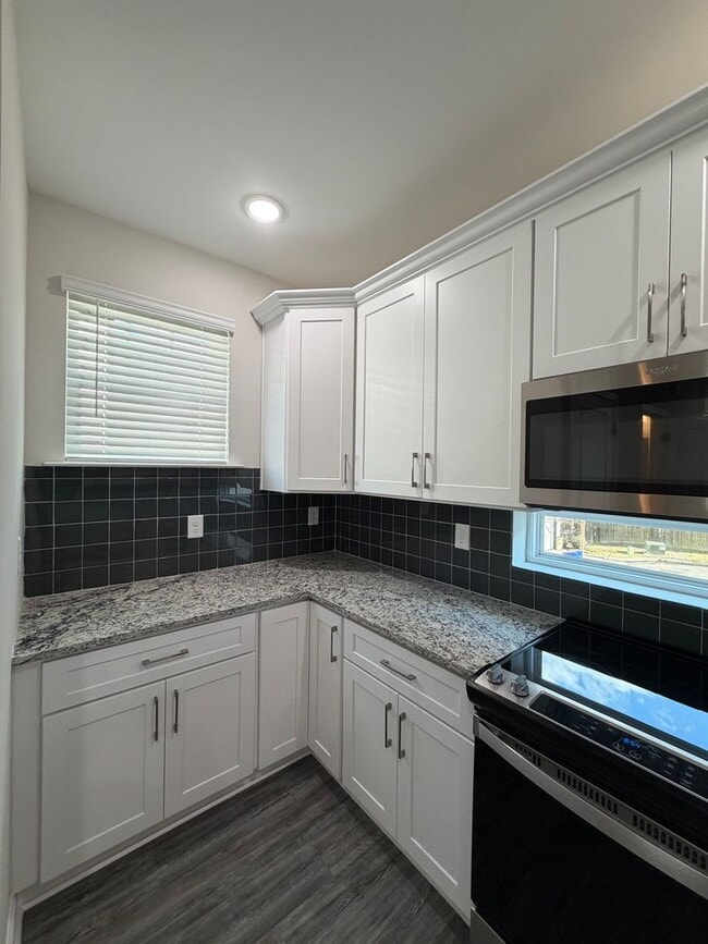 Building Photo - Stunning 3 Bed | 3.5 Bath Townhome in Atlanta’s Sought-After Upper Westside (30318)