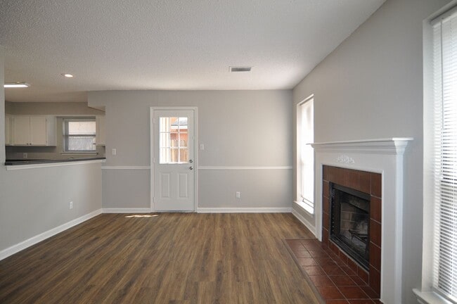 Building Photo - Spacious 4-Bedroom, 2-Bathroom Townhome in Grand Prairie!