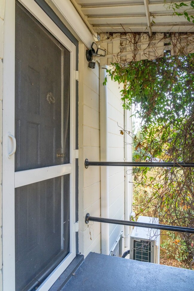 Building Photo - Quaint One BR Frog Rental - Steps from Park Circle with Private Yard!