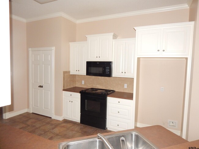 Building Photo - 16554 Beauregard Dr