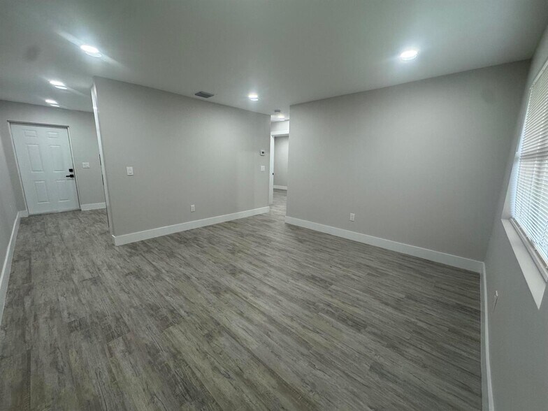 Building Photo - 2590 Hayden Dr