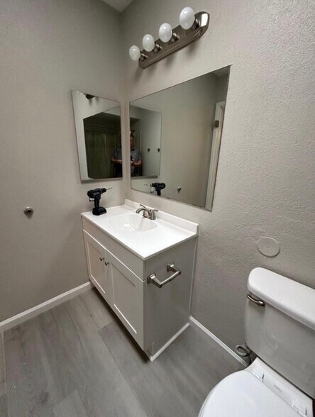 Building Photo - 5964 W Augusta Ave