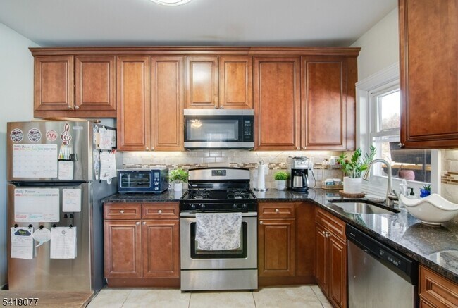 Building Photo - 660 Bloomfield Ave