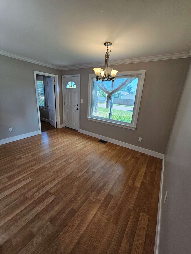 Building Photo - 3-Bedroom Shelby Twp Home on Spacious Lot with Large 2 Car Garage. Laminate Flooring on Main Floo...