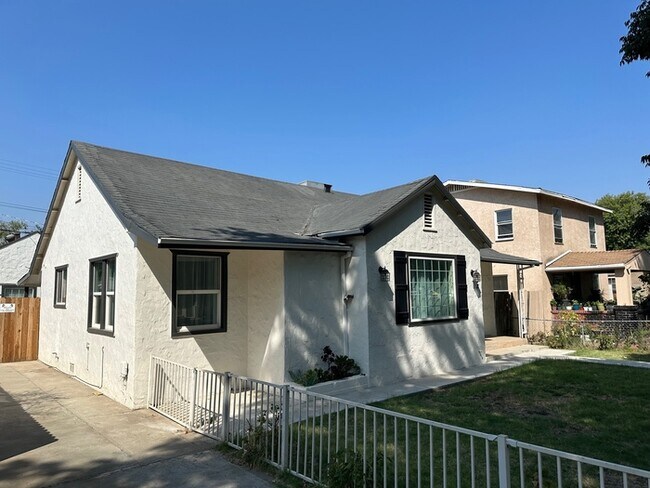 Building Photo - Coming Soon Modesto Renovated 3 Bedroom 1 ...