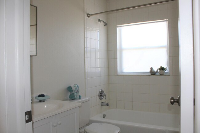 Building Photo - 651 Palm Dr