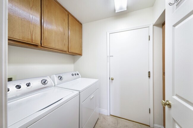Building Photo - 10205 Single Oak Dr