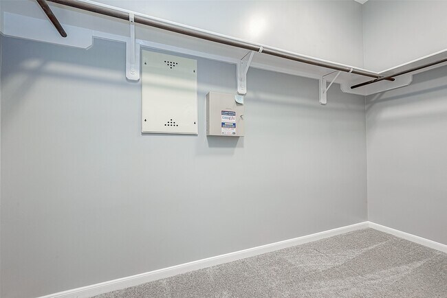 Building Photo - 6015 Hewes Point Ln