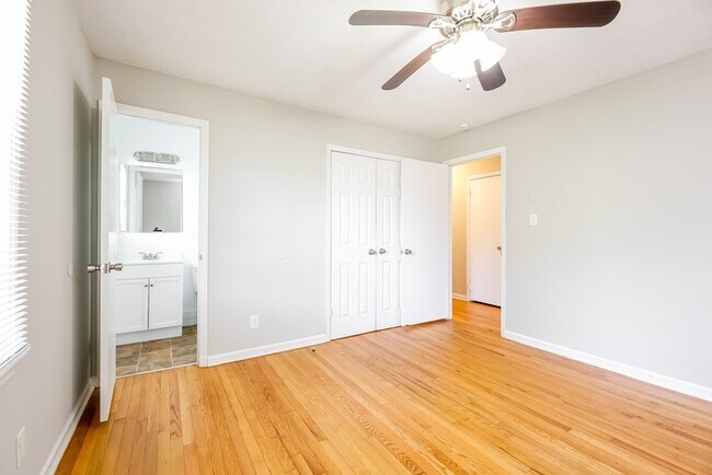 Building Photo - 123 Bondale Dr