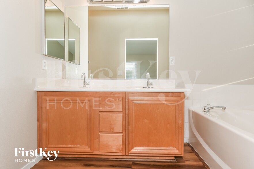 Building Photo - 10211 S Eden Falls Ln