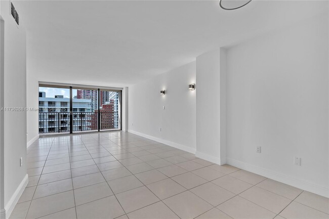 Building Photo - 1450 Brickell Bay Dr