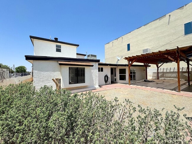 Building Photo - West El Paso/Canutillo 6bed/4bath refrig A/C Home!