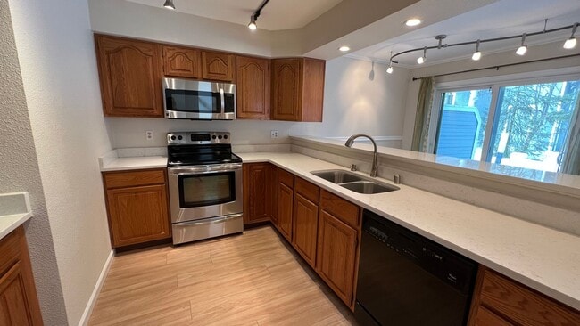 Building Photo - Lovely 2 Bedroom Townhouse Condo W/Garage - Corner Lot - Call Today!