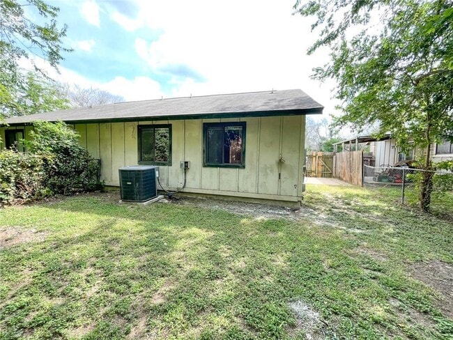 Building Photo - 12407 Tree Line Dr