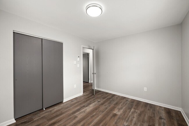Building Photo - Completely Renovated - Roomy Bi-Level 4 be...