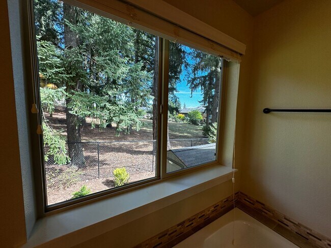 Building Photo - Beautiful 4-Bedroom Home in the Hills of W...
