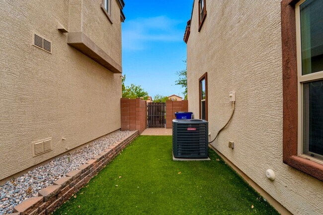 Building Photo - 2220 S Ponderosa Dr
