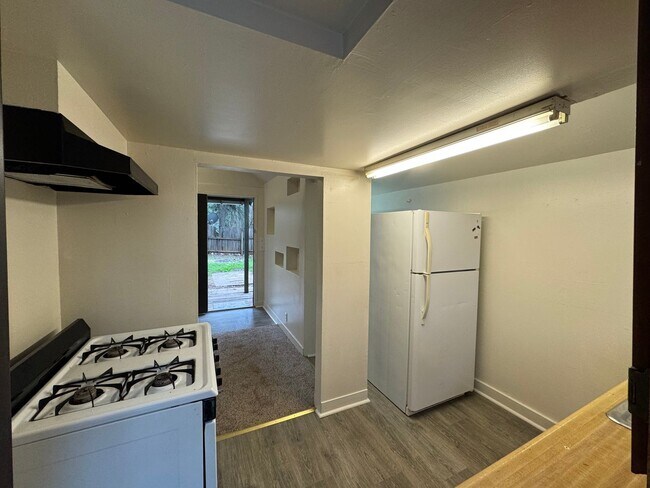 Building Photo - Cozy Cottage