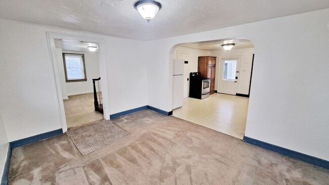 Building Photo - 104 W King St