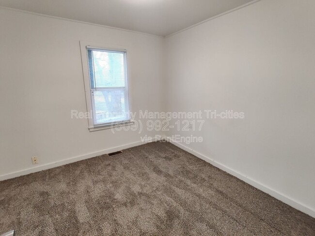 Building Photo - 729 S Fir St