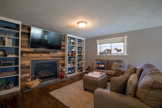 Building Photo - Charming 3-Bedroom Home on a Spacious Corn...