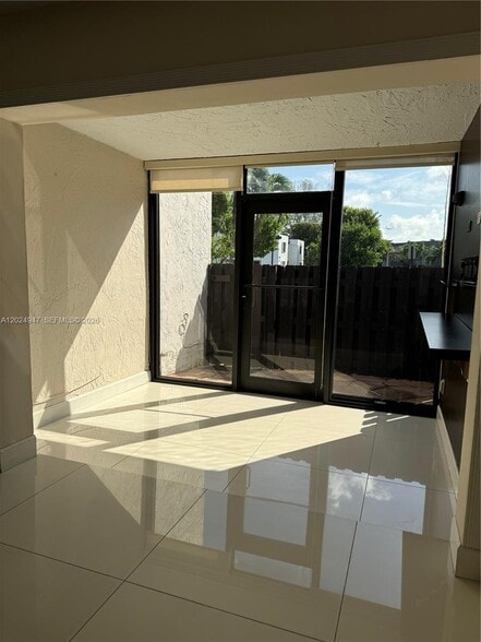 Building Photo - 9411 Fontainebleau Blvd