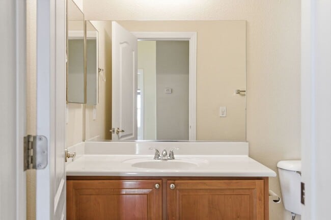 Building Photo - GORGEOUS TWO STORY TOWNHOME IN LAS VEGAS