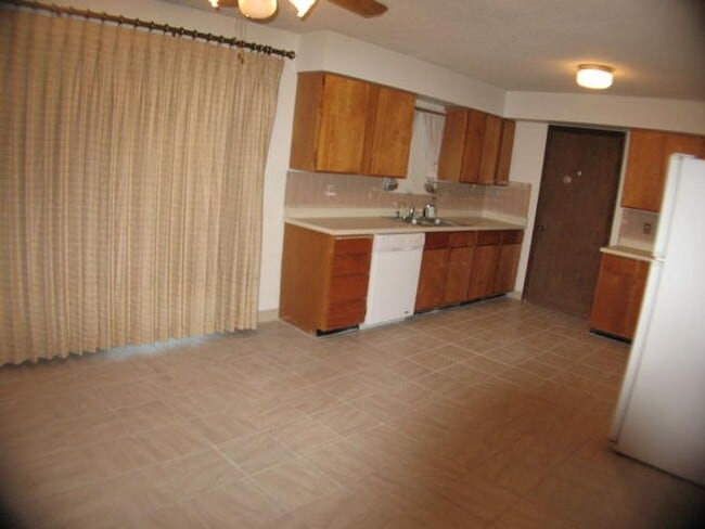 Building Photo - Move in SPECAIL,  1/2 off First Full Months Rent. ALL PROSPECTIVE TENANTS MUST SUBMIT A $58 NON-R...
