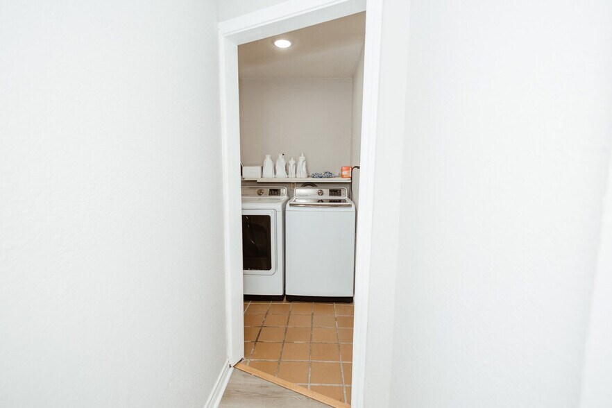 Building Photo - 3625 Maple Ave