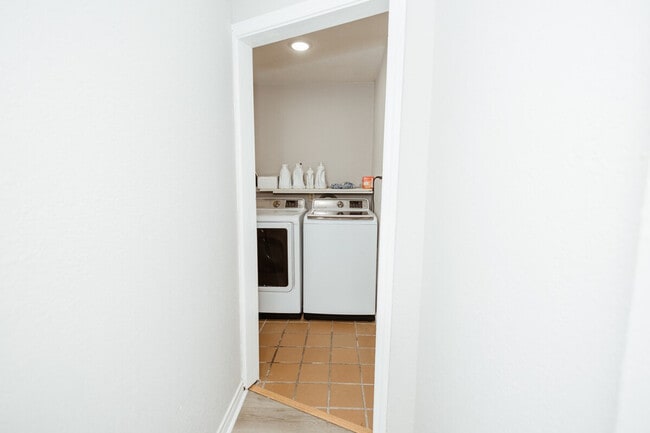 Building Photo - 3625 Maple Ave