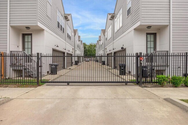 Building Photo - 6019 Cypress St