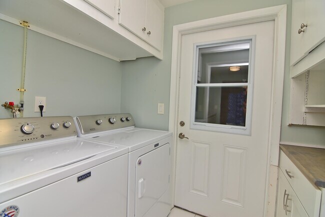 Building Photo - 919 Viscaya Blvd