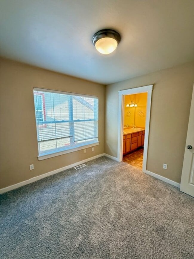 Building Photo - 3 Bedroom 3 Bathroom House Located Near a ...