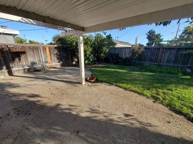 Building Photo - Wonderful Mid Century Home available for lease