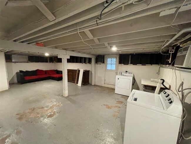 Building Photo - 2635 W University Ave