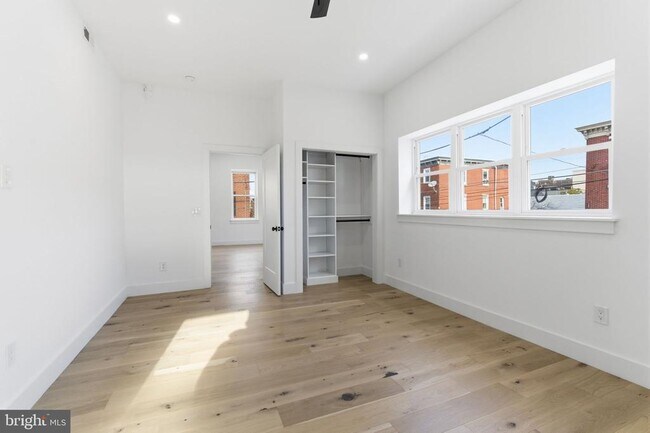 Building Photo - 2724 E Somerset St