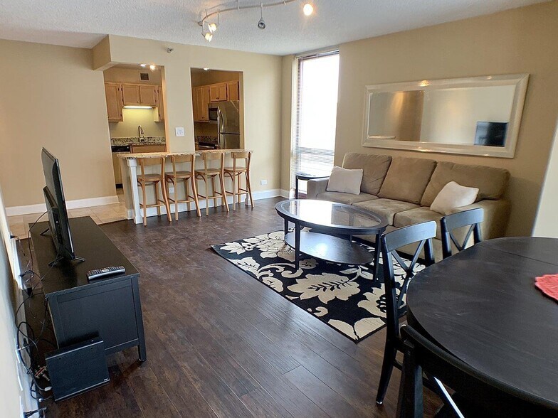 Living Room / Breakfast Bar - 200 N Dearborn St