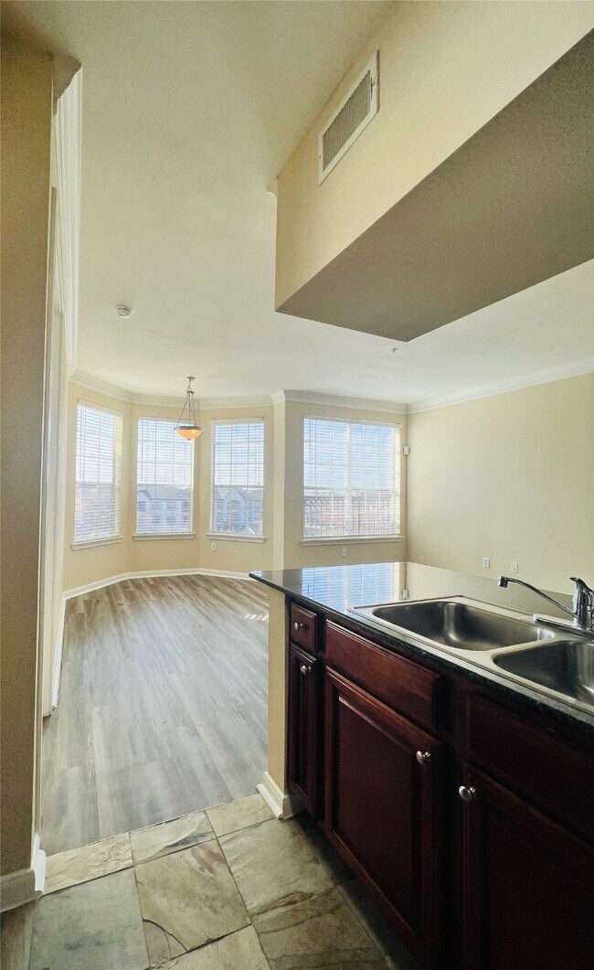 Building Photo - 7575 Kirby Dr