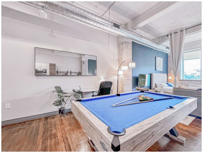 Building Photo - 555 Evergreen St