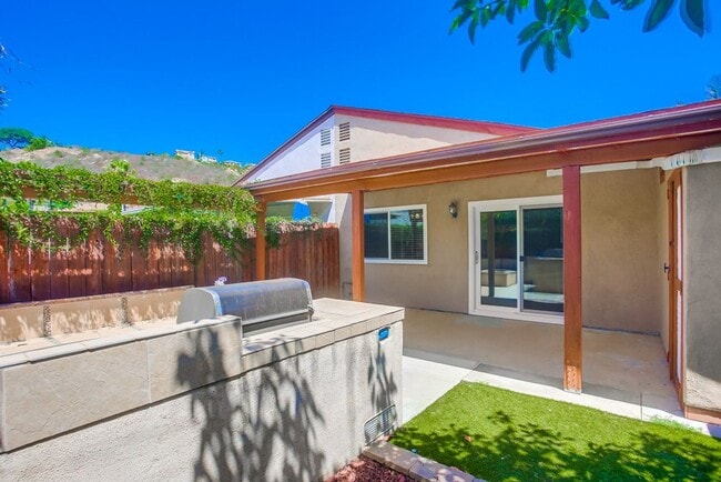 Building Photo - Single Story Duplex with Two Private Residences