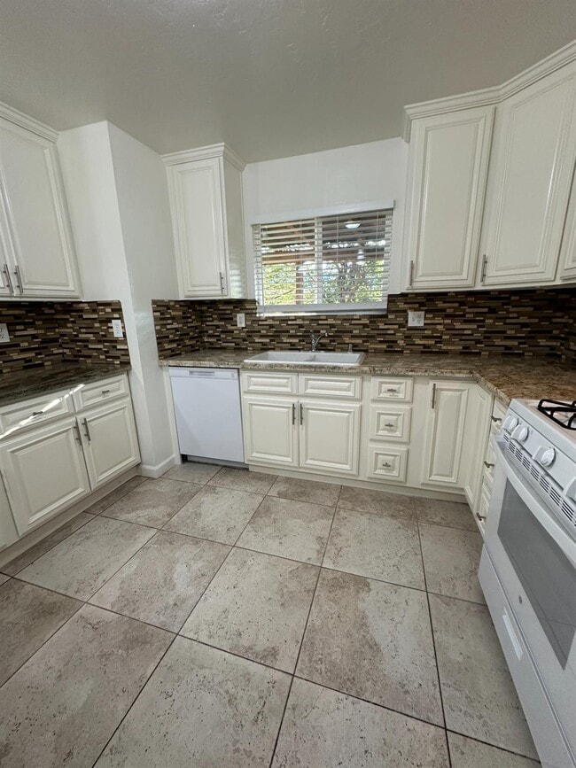 Building Photo - 440 N Homsy Ave