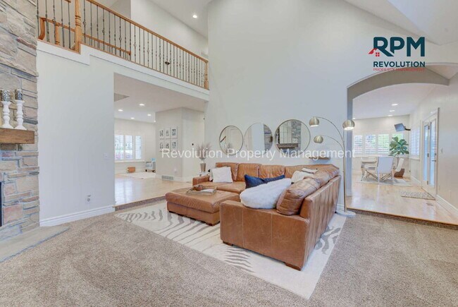 Building Photo - "Spacious Elegance: Stunning 6-Bedroom Ret...