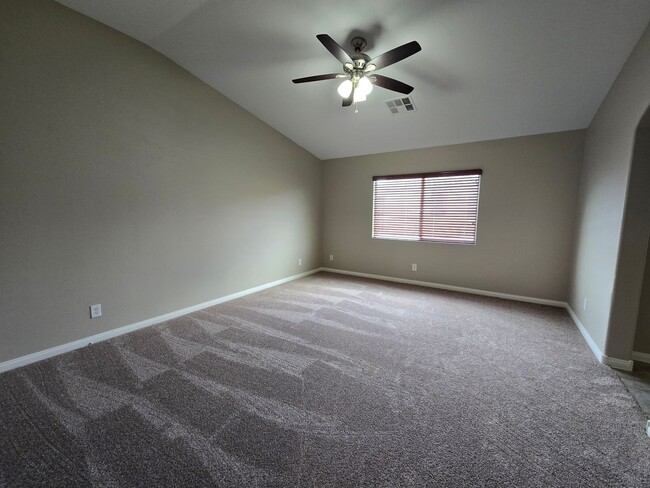Building Photo - 4 BED, 2 1/2 BATH, 2 STORY HOME!!