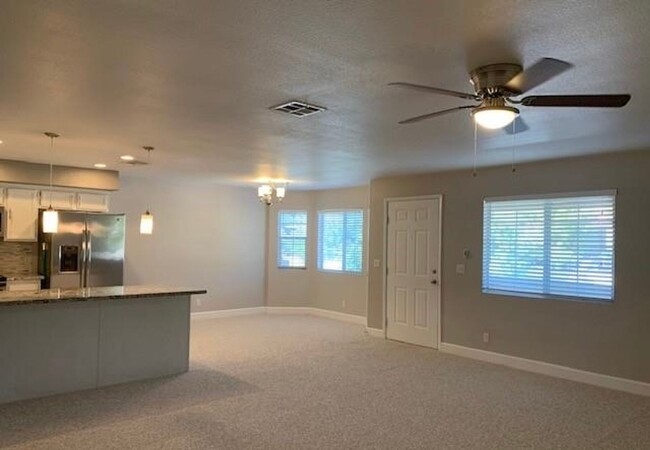 Building Photo - Stunning 2 Bedroom Condo At Rock Springs!