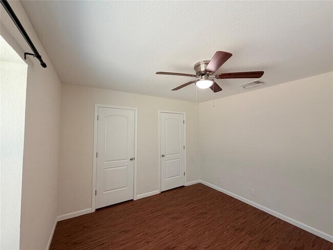 Building Photo - 1605 Parkwood Dr